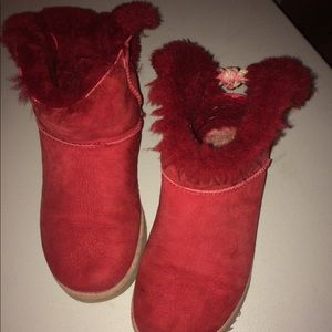 Red short uggs.